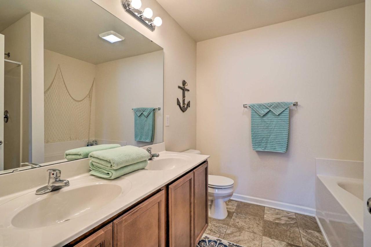 Modern Coastal Condo With Patio 1 Mi To Beaches! Carolina Beach Exterior foto